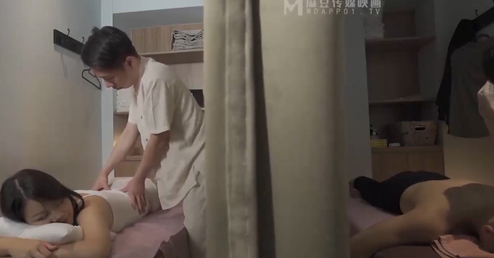 Đưa người yêu đi massage bị anh KTV đụ nát lồn